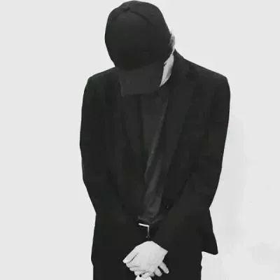 吃瓜黑衣男,吃瓜黑衣男生的神秘冒险