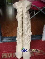 白靴子吃瓜  第1张