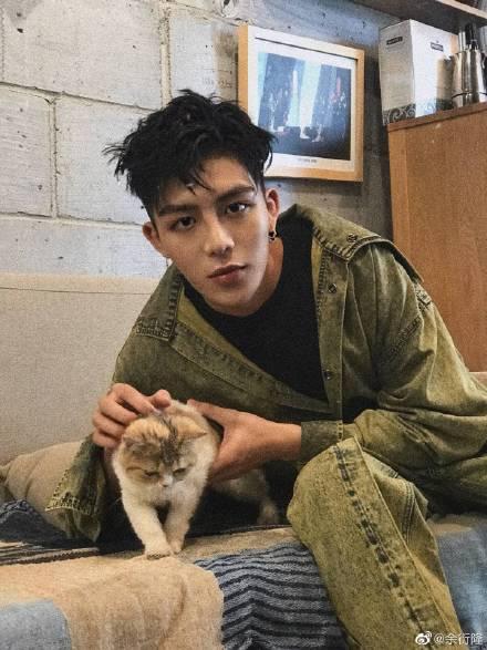 联盟主播男吃瓜,揭秘电竞圈幕后故事  第3张